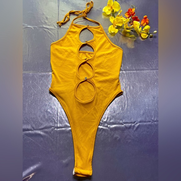 Spectacular bodysuit with circular designs on the front and semi-open back - Picture 2 of 5